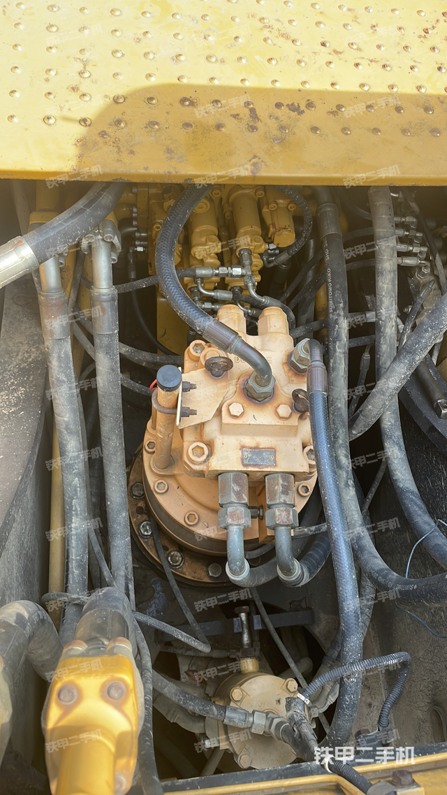 回转马达和主控阀（整机外观）