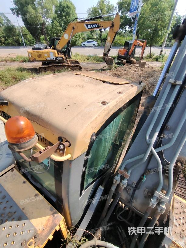 駕駛室頂部（整機外觀）