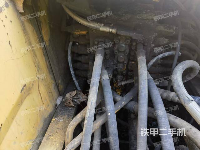 回轉(zhuǎn)馬達(dá)和主控閥（整機(jī)外觀）