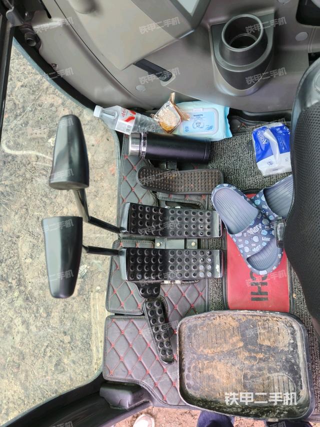 行走控制手柄和踏板 俯拍(驾驶室部分) 行走控制手柄和踏板 俯拍(驾驶室部分)