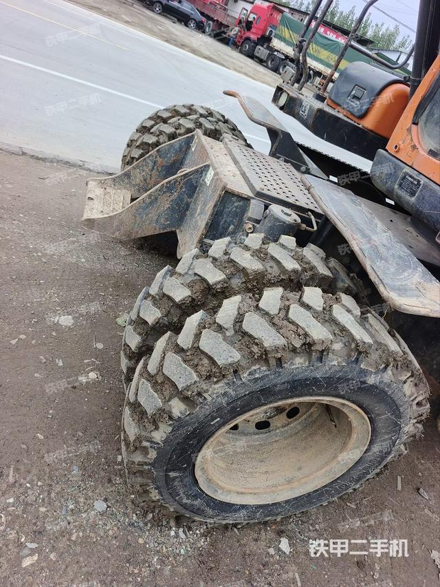 单侧履带整体(整机外观) 单侧履带整体(整机外观)