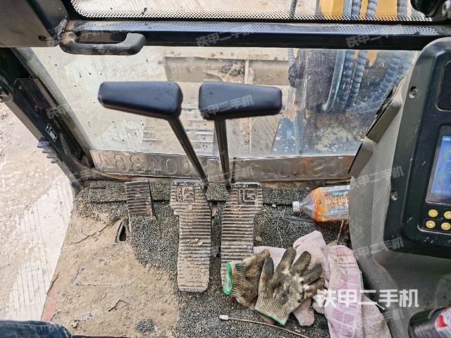 行走控制手柄和踏板?俯拍（駕駛室部分）