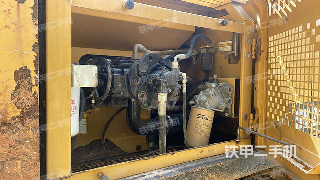 液压泵舱室正面整体（整机外观）