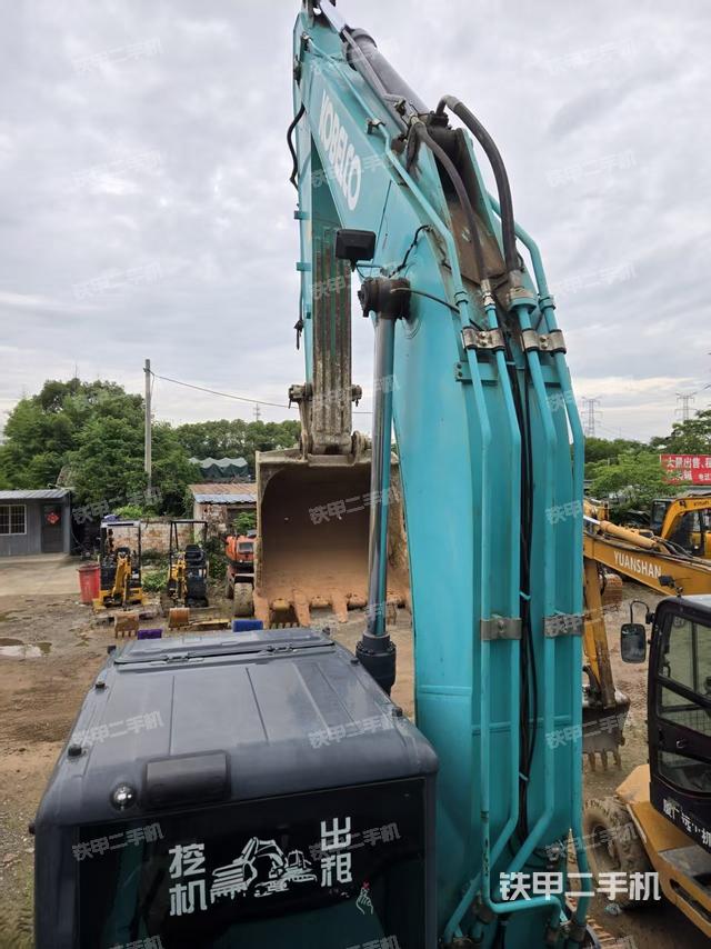 駕駛室頂部（整機外觀）