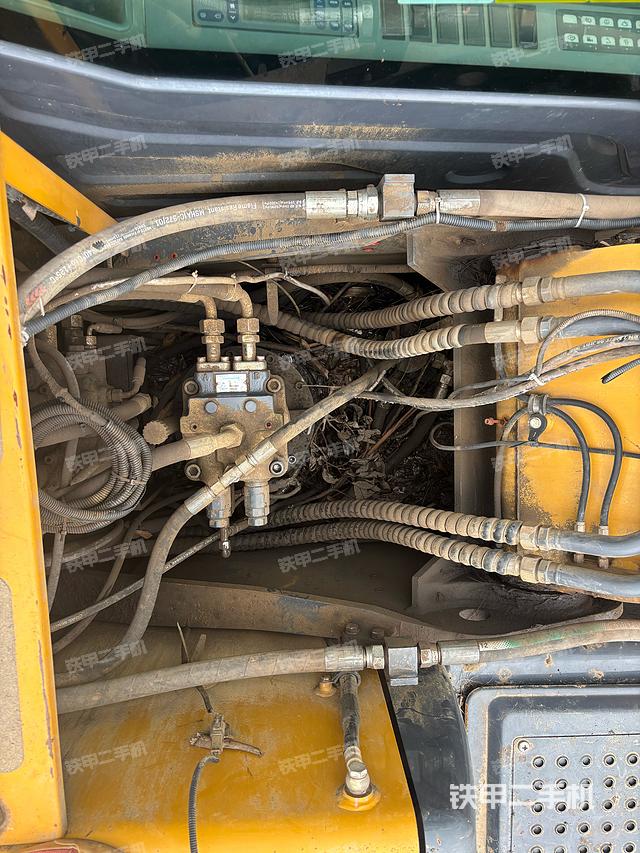 回转马达和主控阀（整机外观）