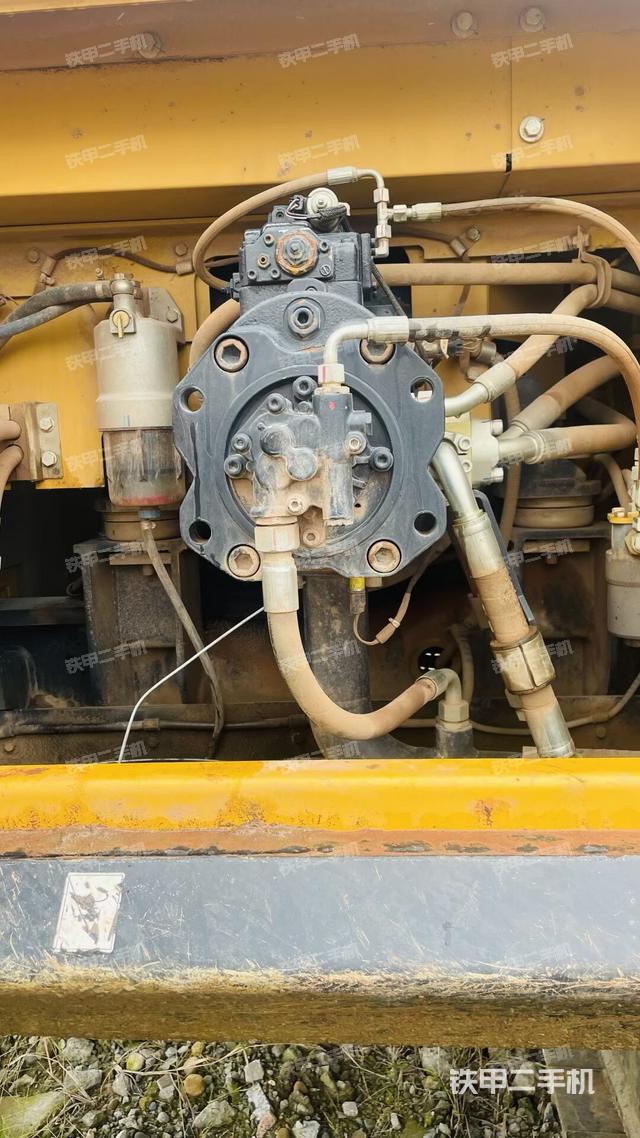 液压泵舱室正面整体（整机外观）