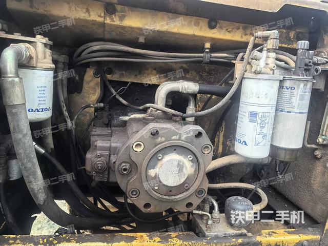 液压泵舱室正面整体（整机外观）