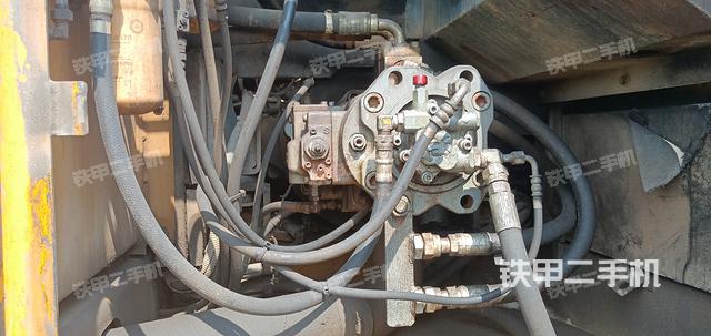 液压泵舱室正面整体（整机外观）