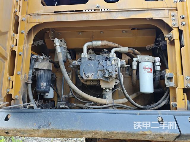 液压泵舱室正面整体（整机外观）