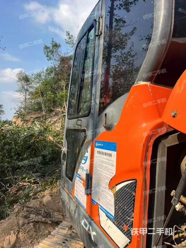 駕駛室頂部（整機外觀）