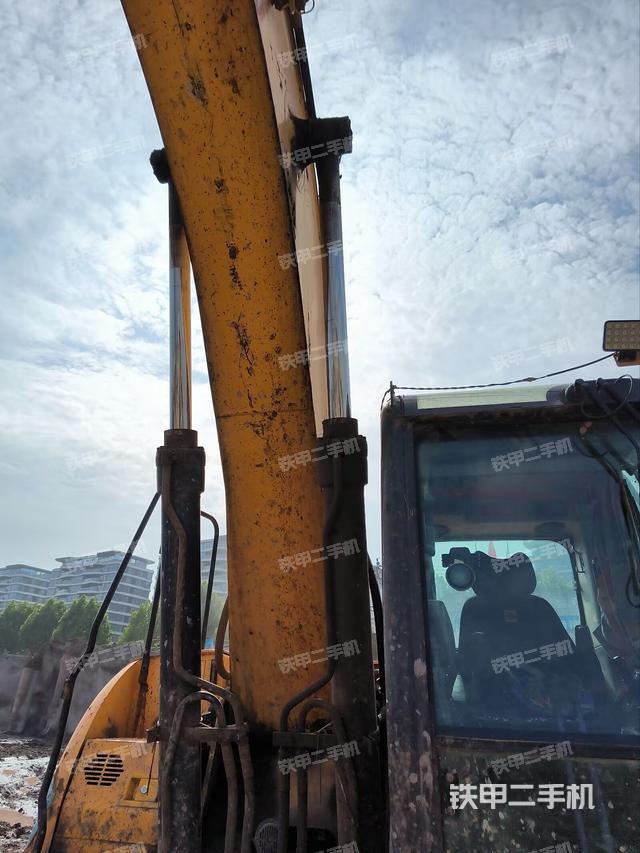 大臂油缸整体 竖拍（工作和回转装置）