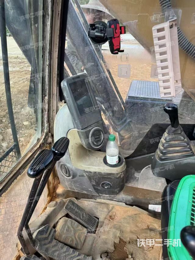 驾驶室整体(整机外观) 驾驶室整体(整机外观)