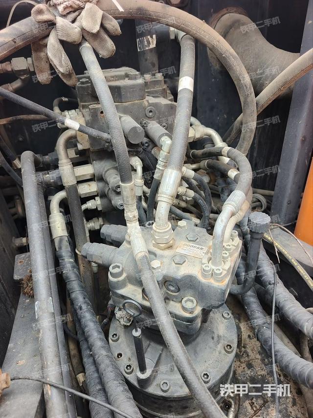 回转马达和主控阀(整机外观) 回转马达和主控阀(整机外观)