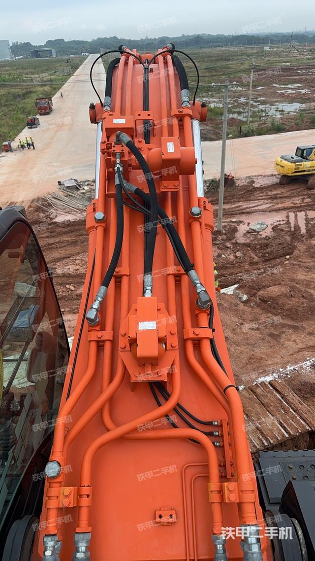 驾驶室顶部（整机外观）