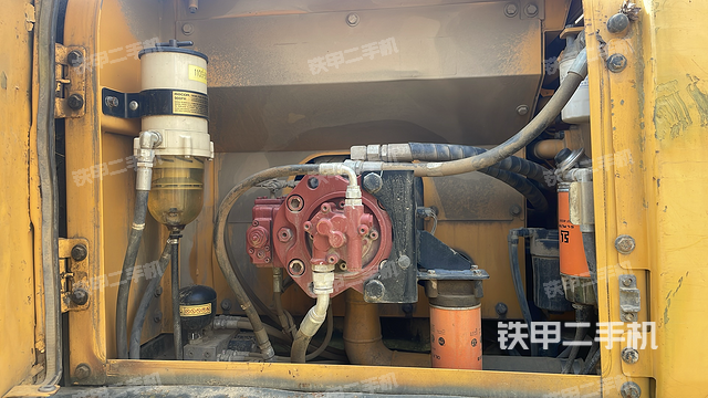 液压泵舱室正面整体（整机外观）