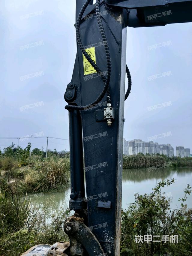 小臂整体左后(工作和回转装置) 小臂整体左后(工作和回转装置)