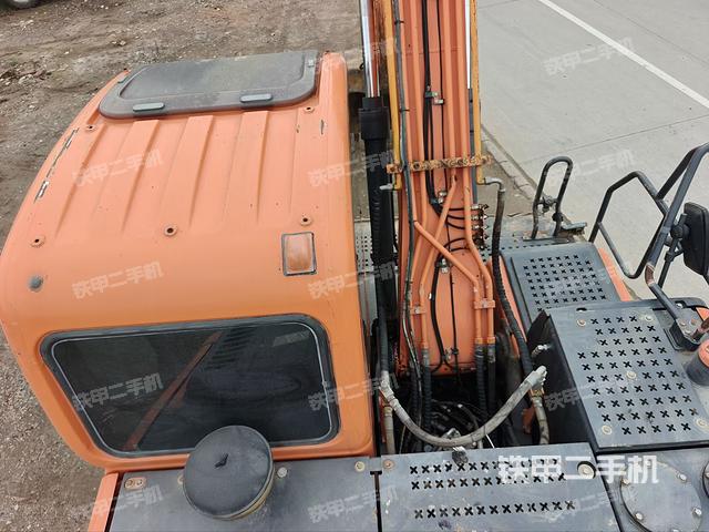 驾驶室顶部(整机外观) 驾驶室顶部(整机外观)