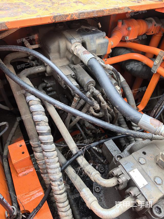 回转马达和主控阀（整机外观）