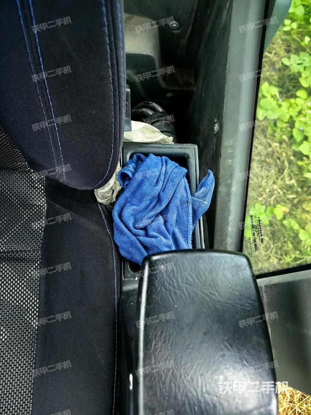 座椅左侧控制台/音响/含左手柄(驾驶室部分) 座椅左侧控制台/音响/含左手柄(驾驶室部分)