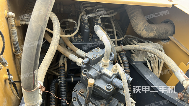 回转马达和主控阀（整机外观）