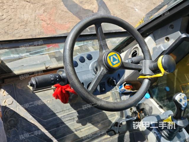 行走控制手柄和踏板?俯拍（駕駛室部分）