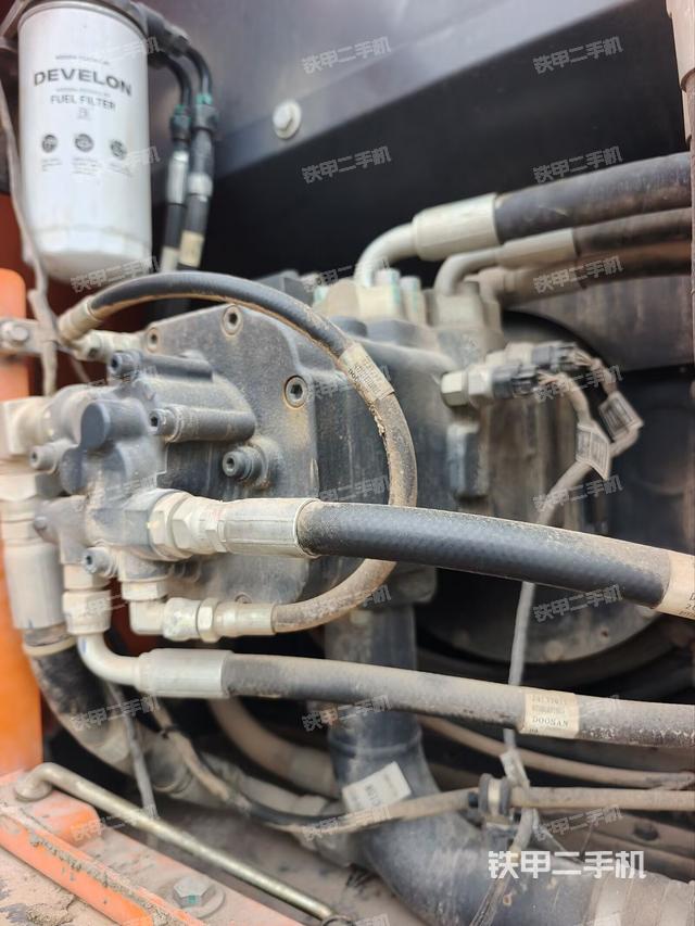 液压泵舱室正面整体(整机外观) 液压泵舱室正面整体(整机外观)