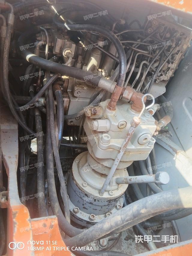 回转马达和主控阀（整机外观）