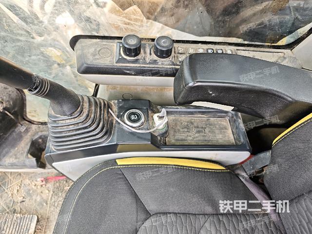 座椅右側(cè)控制臺/鑰匙門/油門/含右手柄（駕駛室部分）