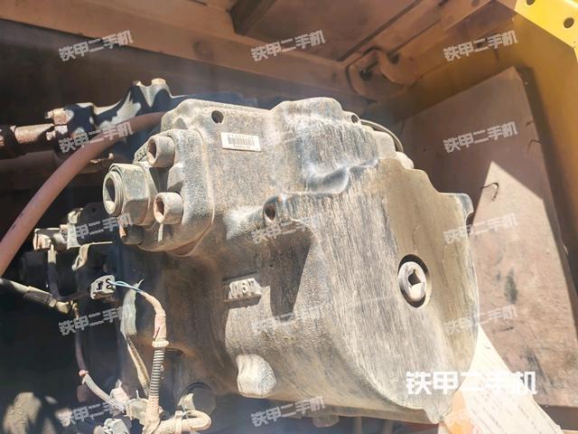 液壓泵艙室正面整體（整機外觀）