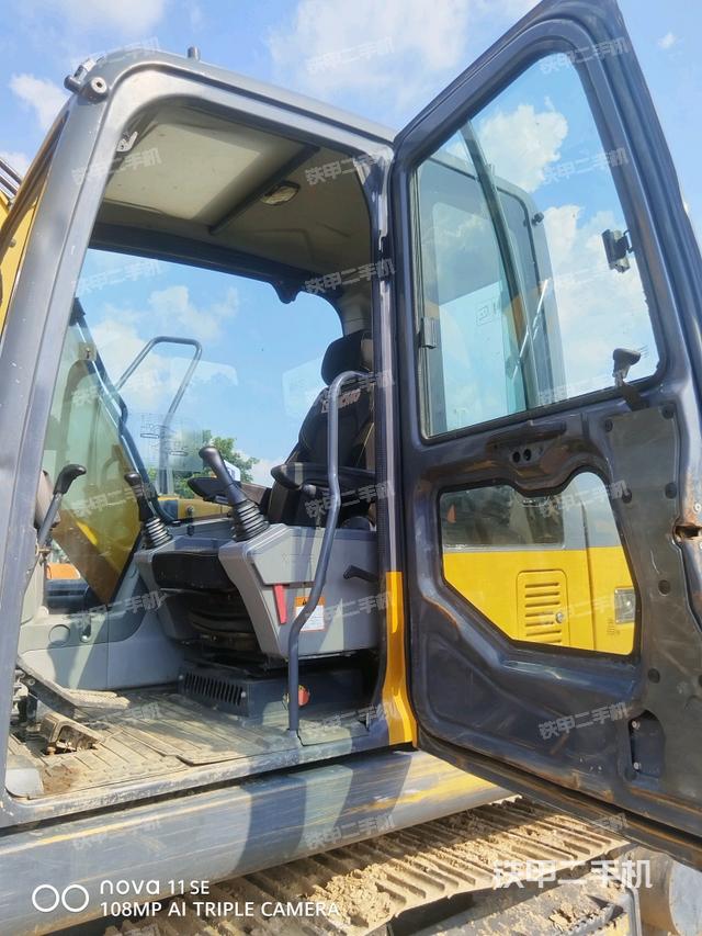 后窗玻璃角標（駕駛室部分）