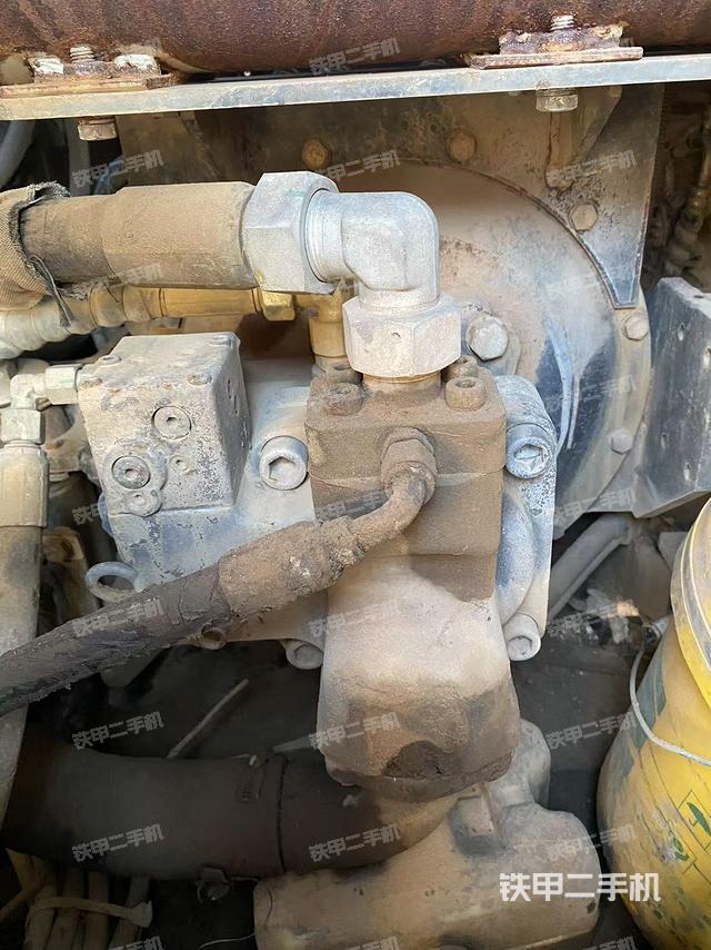 液压泵舱室正面整体（整机外观）