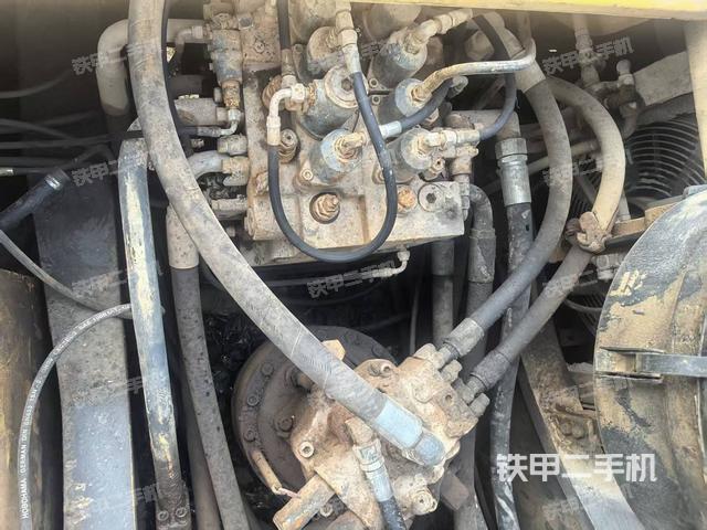 回转马达和主控阀（整机外观）