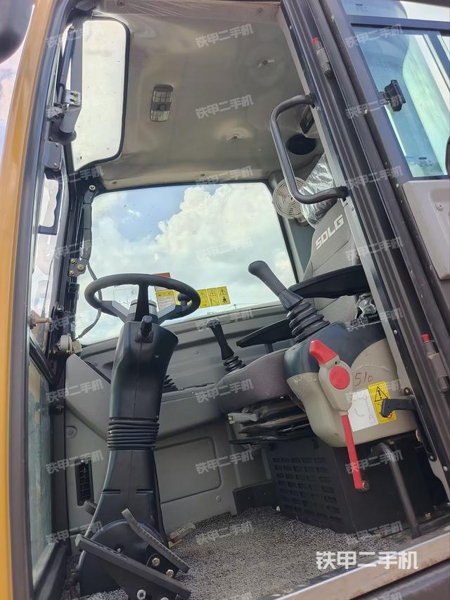 駕駛室整體（整機外觀）