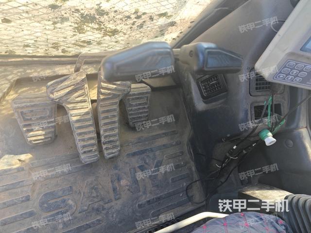 行走控制手柄和踏板?俯拍（駕駛室部分）