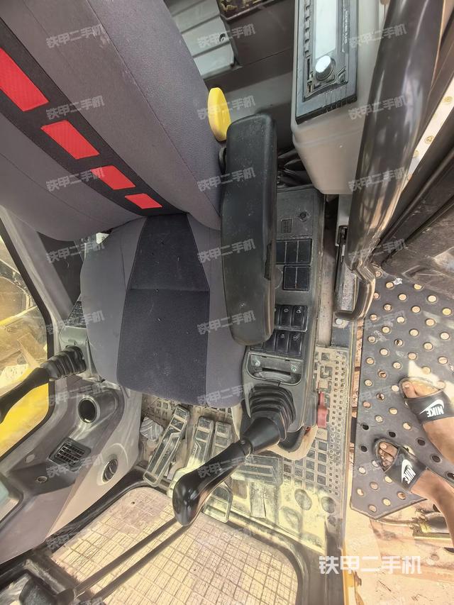 座椅左侧控制台/音响/含左手柄（驾驶室部分）