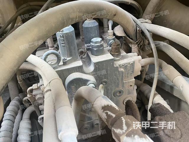 回轉(zhuǎn)馬達(dá)和主控閥（整機(jī)外觀）