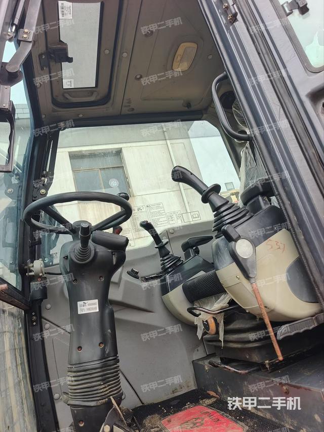 驾驶室整体(整机外观) 驾驶室整体(整机外观)