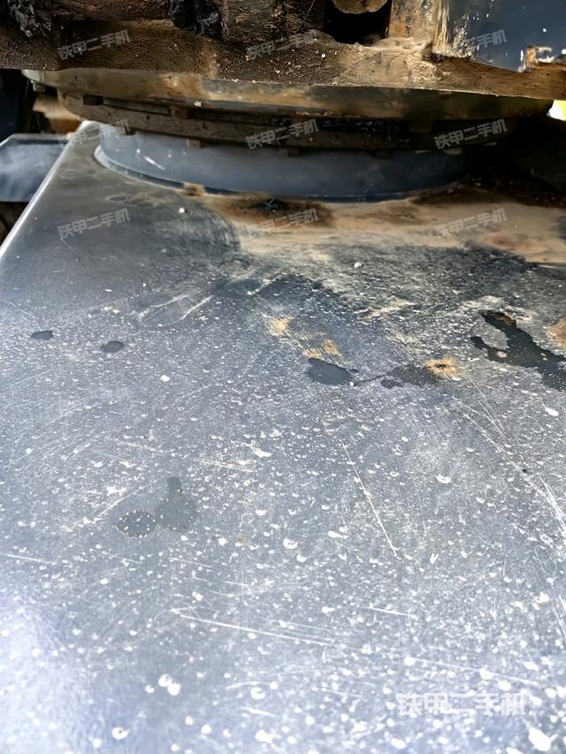 转盘和下车架正前(工作和回转装置) 转盘和下车架正前(工作和回转装置)