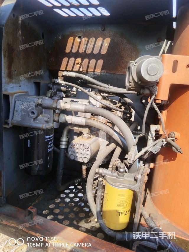 液压泵舱室正面整体（整机外观）