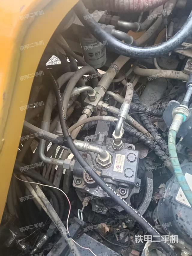 回轉(zhuǎn)馬達(dá)和主控閥（整機(jī)外觀）