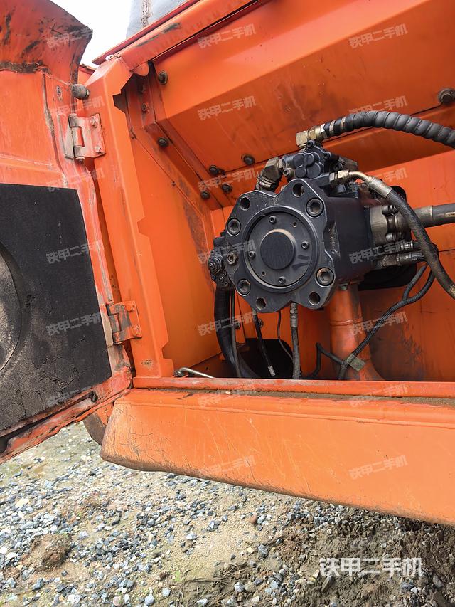 液压泵舱室正面整体（整机外观）