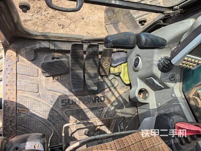 行走控制手柄和踏板?俯拍（駕駛室部分）