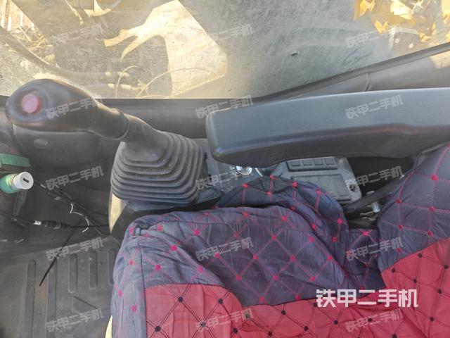 座椅右側(cè)控制臺(tái)/鑰匙門/油門/含右手柄（駕駛室部分）