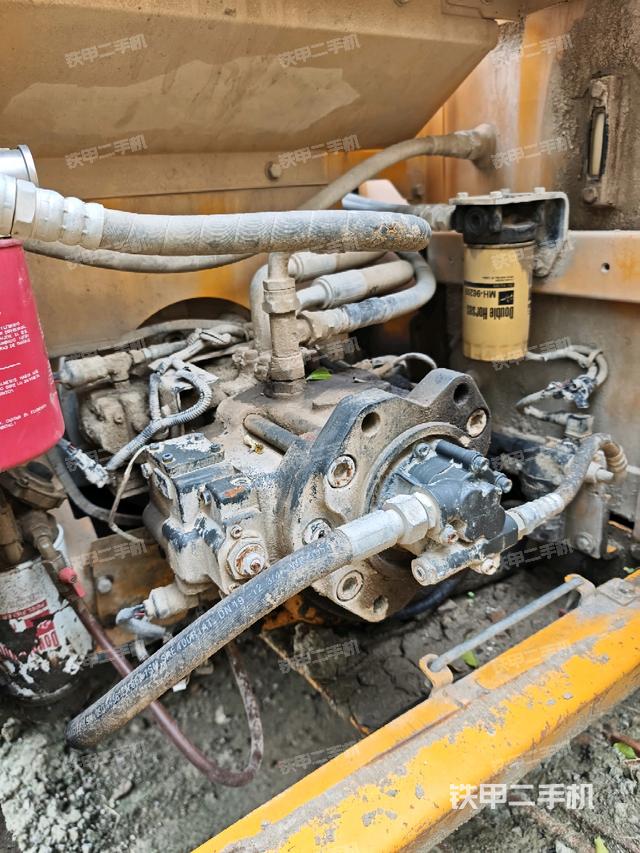 液壓泵艙室正面整體（整機外觀）