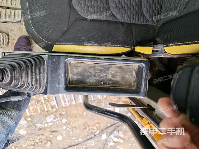 座椅左側(cè)控制臺/音響/含左手柄（駕駛室部分）