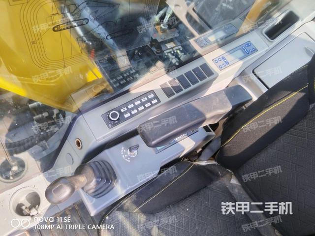 行走控制手柄和踏板?俯拍（駕駛室部分）