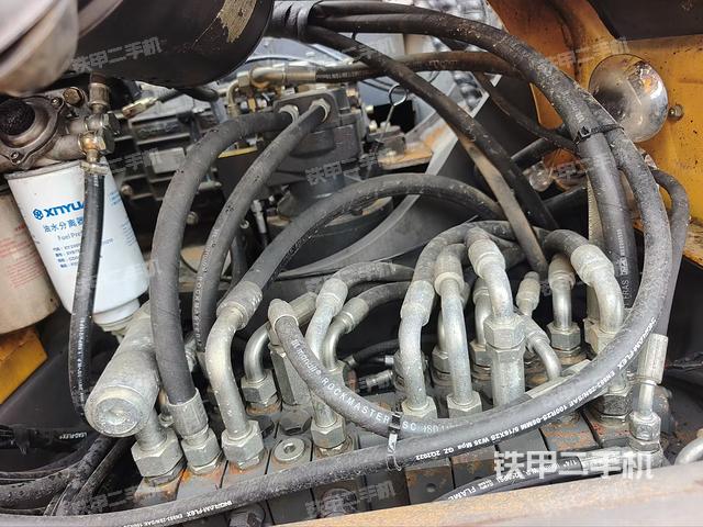 回转马达和主控阀(整机外观) 回转马达和主控阀(整机外观)