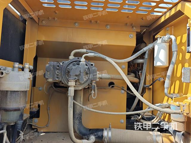 液壓泵艙室正面整體（整機(jī)外觀）