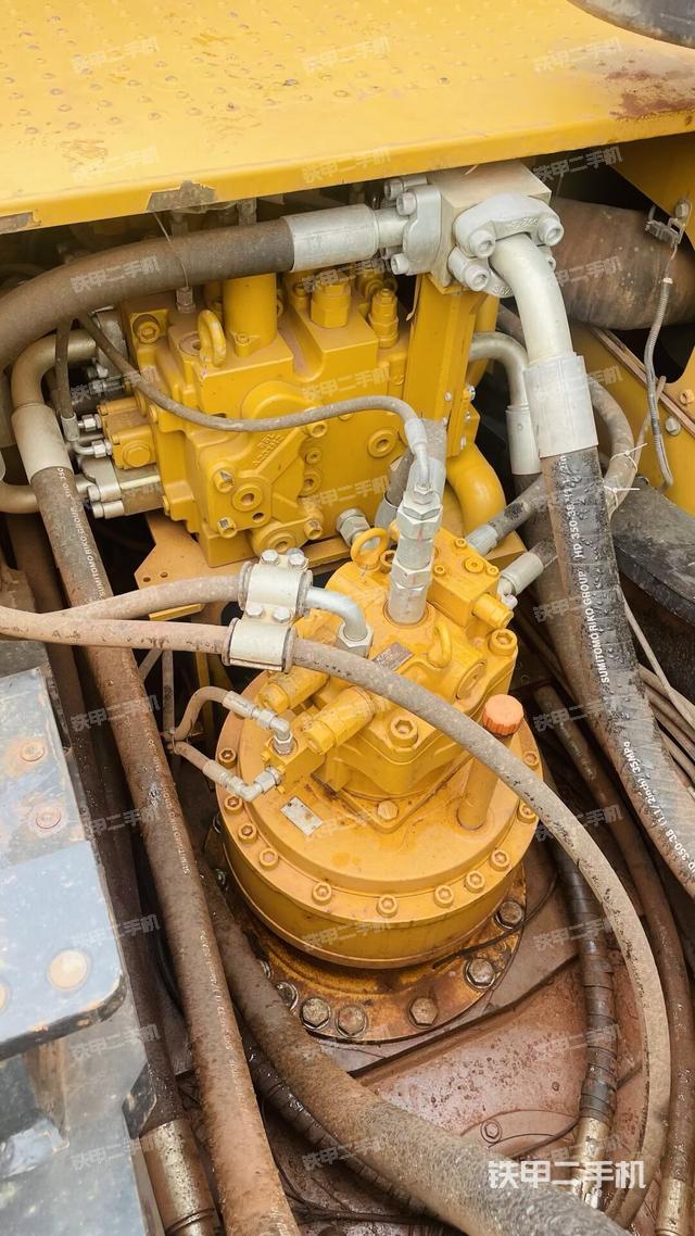 回轉(zhuǎn)馬達(dá)和主控閥（整機(jī)外觀）