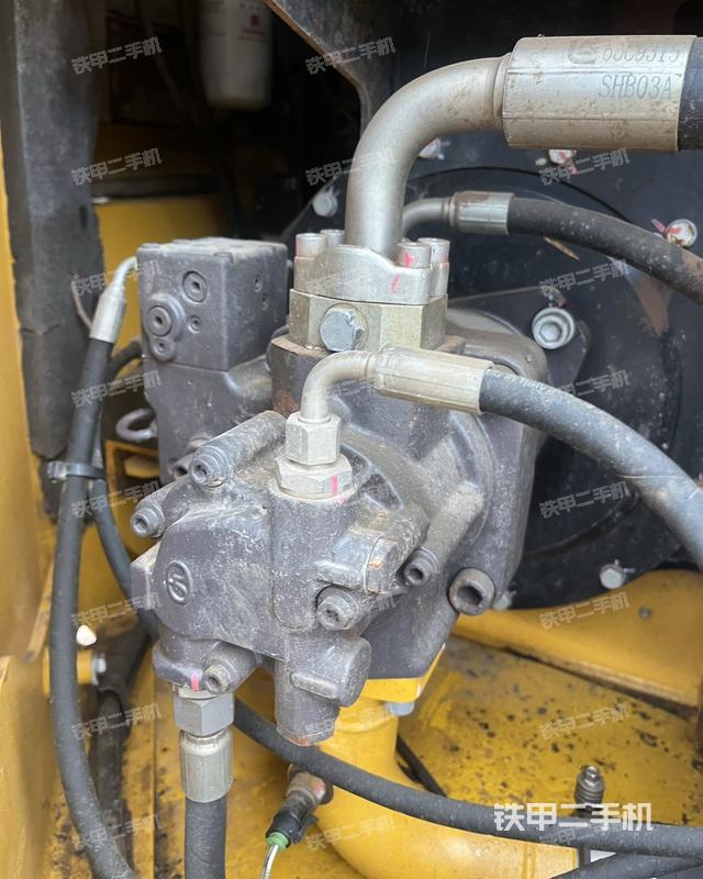 液壓泵艙室正面整體（整機外觀）